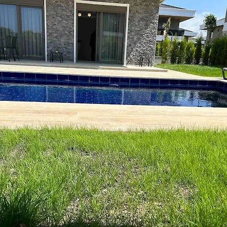 Antalya Belek'te Oezel Havuzlu Sitesi Villa