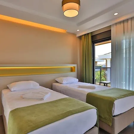 Antalya Belek'te Oezel Havuzlu Sitesi Villa *