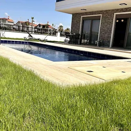 Antalya Belek'te Oezel Havuzlu Sitesi Villa *