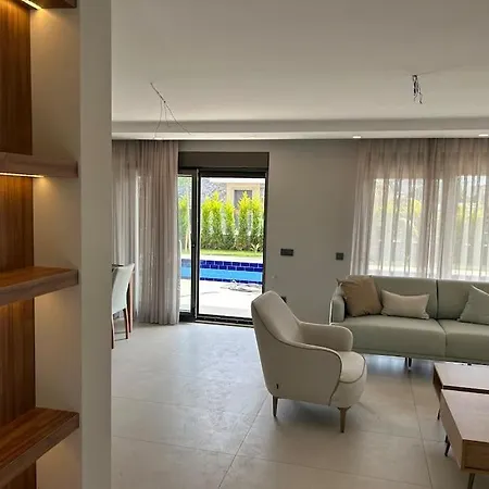 Antalya Belek'te Oezel Havuzlu Sitesi Villa *
