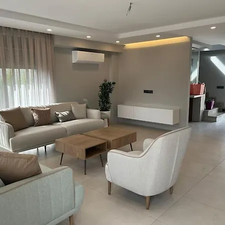 Antalya Belek'te Oezel Havuzlu Sitesi Villa *