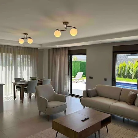 Antalya Belek'te Oezel Havuzlu Sitesi ヴィラ