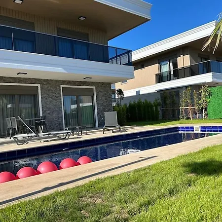Antalya Belek'te Oezel Havuzlu Sitesi